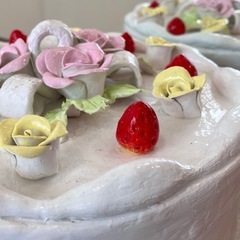 ケーキ型装飾ボックス <花とイチゴ>の画像