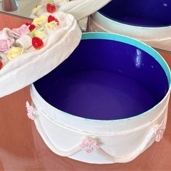 ケーキ型装飾ボックス <花とイチゴ>の画像