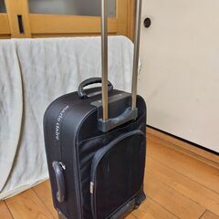 小型軽量 スーツケース　布製ソフトケース　ビジネスバック　4輪キャスター　旅行カバン　ファスナー　ロゴ入りのブラックキャリーケース　marie claire マリクレール 　62×38×24cm　2泊3日　伸縮式ハンドルの画像
