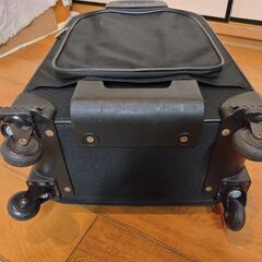 小型軽量 スーツケース　布製ソフトケース　ビジネスバック　4輪キャスター　旅行カバン　ファスナー　ロゴ入りのブラックキャリーケース　marie claire マリクレール 　62×38×24cm　2泊3日　伸縮式ハンドルの画像