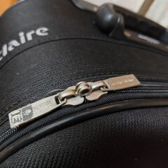 小型軽量 スーツケース　布製ソフトケース　ビジネスバック　4輪キャスター　旅行カバン　ファスナー　ロゴ入りのブラックキャリーケース　marie claire マリクレール 　62×38×24cm　2泊3日　伸縮式ハンドルの画像