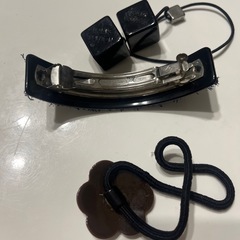 ノーブランド　フラワーモチーフ　ヘアアクセサリー　三点の画像