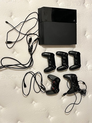 PS4 本体 + 正規品コントローラー3個 ★おまけあります！