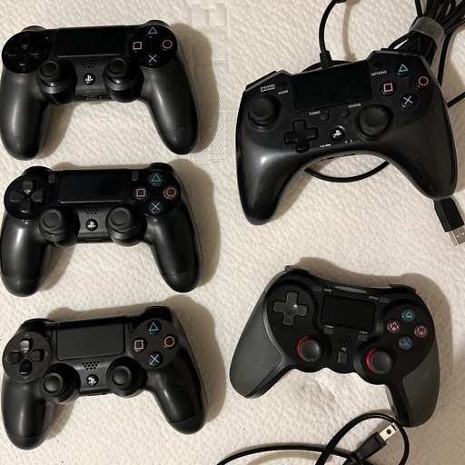 PS4 本体 + 正規品コントローラー3個 ★おまけあります！