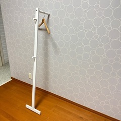 壁に立てかけるコートハンガー