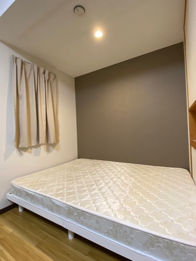 ダブルベッドのマットレスとフレーム