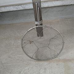 池のゴミすくいの画像