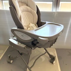アップリカ　ゆらリズム（オート）テーブルと説明書付き（ハイローチェア）の画像