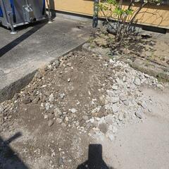 砕石と川砂　(必要でしたら庭土)