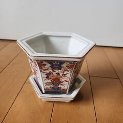 六角植木(中 )豪華な金仕上げのブルー伊万里絵柄 (受け皿付き)
