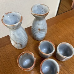 日本酒徳利とおちょこ5個
の画像