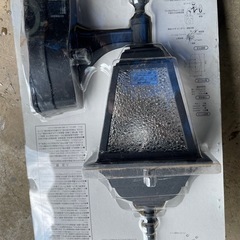 コイズミ LEDアウトドアライト 人感センサ付 防雨型 電球の画像