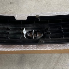 ほぼ新品！ランクル100後期グリルの画像
