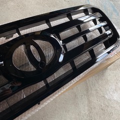 ほぼ新品！ランクル100後期グリルの画像