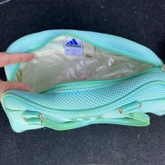 adidas ハンドバッグの画像