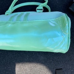 adidas ハンドバッグの画像