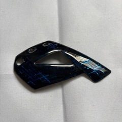 幾何学風デザインブローチ 個性派アクセサリー