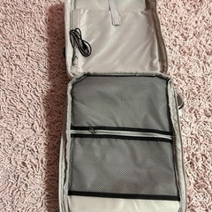 ホワイト リュック・バックパック　 便利な外部USB端子付属の画像