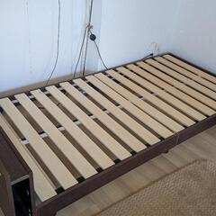 木目のシングルベッド