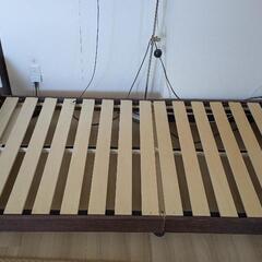 木目のシングルベッドの画像