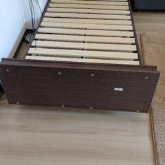 木目のシングルベッドの画像