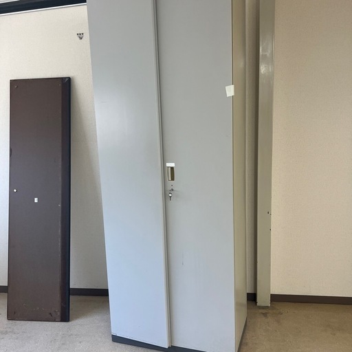中古品 両開き書庫 オフィス家具 書棚 鍵付き 現状品