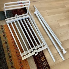 洗濯機の間に入れてデットスペースに使う収納棚