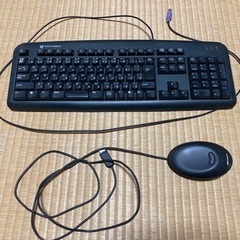 パソコン　ディスプレイ キーボード マウスの画像