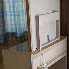 古い鏡台、ドレッサーの画像