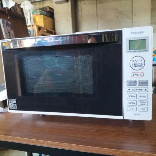 美品21年式）東芝 電子レンジ 17L ホワイト(縦開き扉)TOSHIBA ER