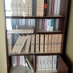 本棚　ガラスの引き戸つき