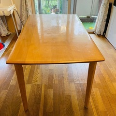 ダイニングテーブル（椅子なし、マット付き）