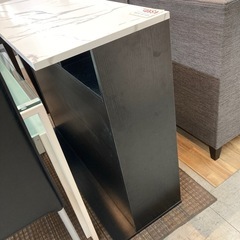 大理石風カウンターテーブルの画像