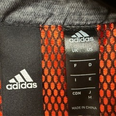 adidas 薄手メンズアウター　ジャンパー フードありの画像