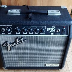 アンプ（Fender ST-15CE）をお譲りします。