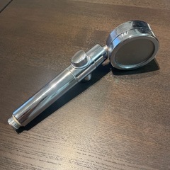 日丸屋製作所 シャワーヘッド 日本製塩素除去剤 節水 浄水 止水ボタン 水流調整 角度調整 アダプター付の画像