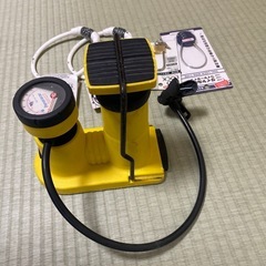 空気入れと鍵の画像