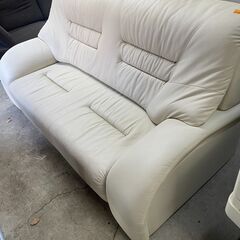 リサイクルショップどりーむ天保山店　No2053 ソファ　三人掛け　合成皮革　レザー　真っ白！　とってもオシャレです🎵の画像