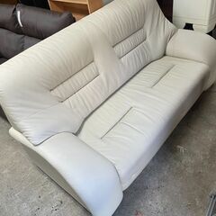 リサイクルショップどりーむ天保山店　No2053 ソファ　三人掛け　合成皮革　レザー　真っ白！　とってもオシャレです🎵の画像