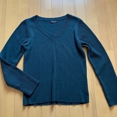 シックで薄手タイプの深緑色セーター　Mサイズ