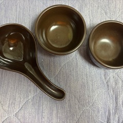 マッコリの甕とグラスとスプーンのセットの画像