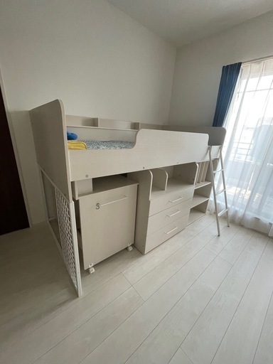 ロフトベッド、勉強机、収納棚