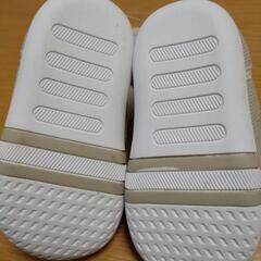 トイザらス　14cm   ベージュ　スニーカーの画像