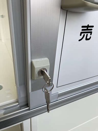 【OF-17】美品 okamura オカムラ レクトライン 鍵付き　スライドボード書庫 定価387880円 ホワイトボード 引き違い書庫 オープン書庫 業務用 戸棚 ホワイト　検)事務机　オフィス チェア　会議 椅子　ロッカー　ミーティングテーブル　応接ソファ 店舗 事務所 什器　書庫 本棚 ラック デスク スチール 美品多数 格安 【中古オフィス家具】 OF-17】美品 okamura オカムラ レクトライン 鍵付き スライドボード