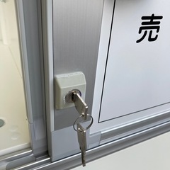 【OF-17】美品 okamura オカムラ レクトライン 鍵付き　スライドボード書庫 定価387880円 ホワイトボード 引き違い書庫 オープン書庫 業務用 戸棚 ホワイト　検)事務机　オフィス チェア　会議 椅子　ロッカー　ミーティングテーブル　応接ソファ 店舗 事務所 什器　書庫 本棚 ラック デスク スチール 美品多数 格安 【中古オフィス家具】の画像