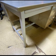15日まで❣️レトロ感！！グレーのオフィスデスク 3引き出し付き 鍵無しの画像