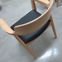 34-2　未使用/新品　ダイニングチェア 　 お掃除ロボット対応 ハンギングOK ハーフアーム 完成品 肘付き 無垢材 食卓椅子の画像