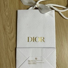 Dior ホワイトレザー調紙袋 ゴールドロゴの画像