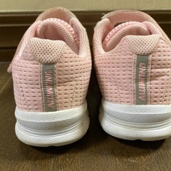 19センチ バンダイ UNLIMITIV ピンク　スニーカー　記名なしの画像