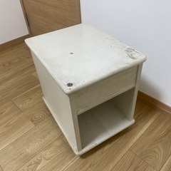 サイドテーブル